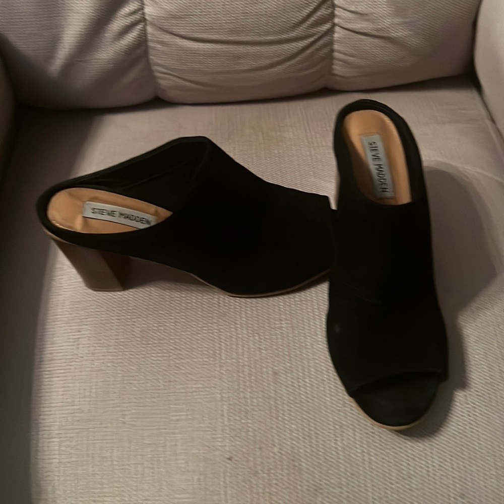 Stylish STEVE MADDEN black suede shoes with very minimal wear showing!